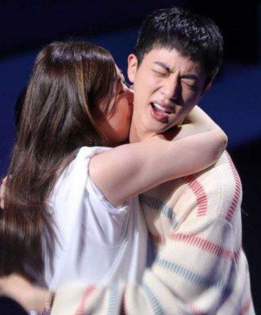 ; зачем.она.это.сделала.дура.

Я надеюсь, что арми найдут её аккаунт.
Джину явно не понравилось.