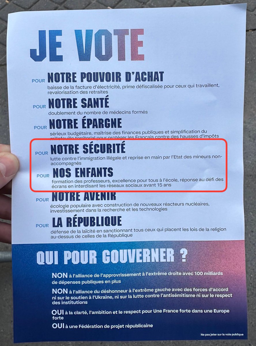 LyesLouffok's tweet photo. Le tract des macronistes mentionne la reprise en main par l'État des mineurs non accompagnés dans la section "sécurité" plutôt que dans celle consacrée aux enfants. C'est un changement de doctrine très dangereux. 

La honte. https://t.co/GlgBZMMTIJ