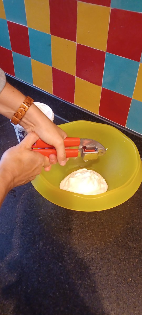 jvhaute's tweet image. Toewijding tot de allerlaatste snik. Leerkrachte maakt tzatziki voor laatste les Grieks. ❤️ #mijnlief