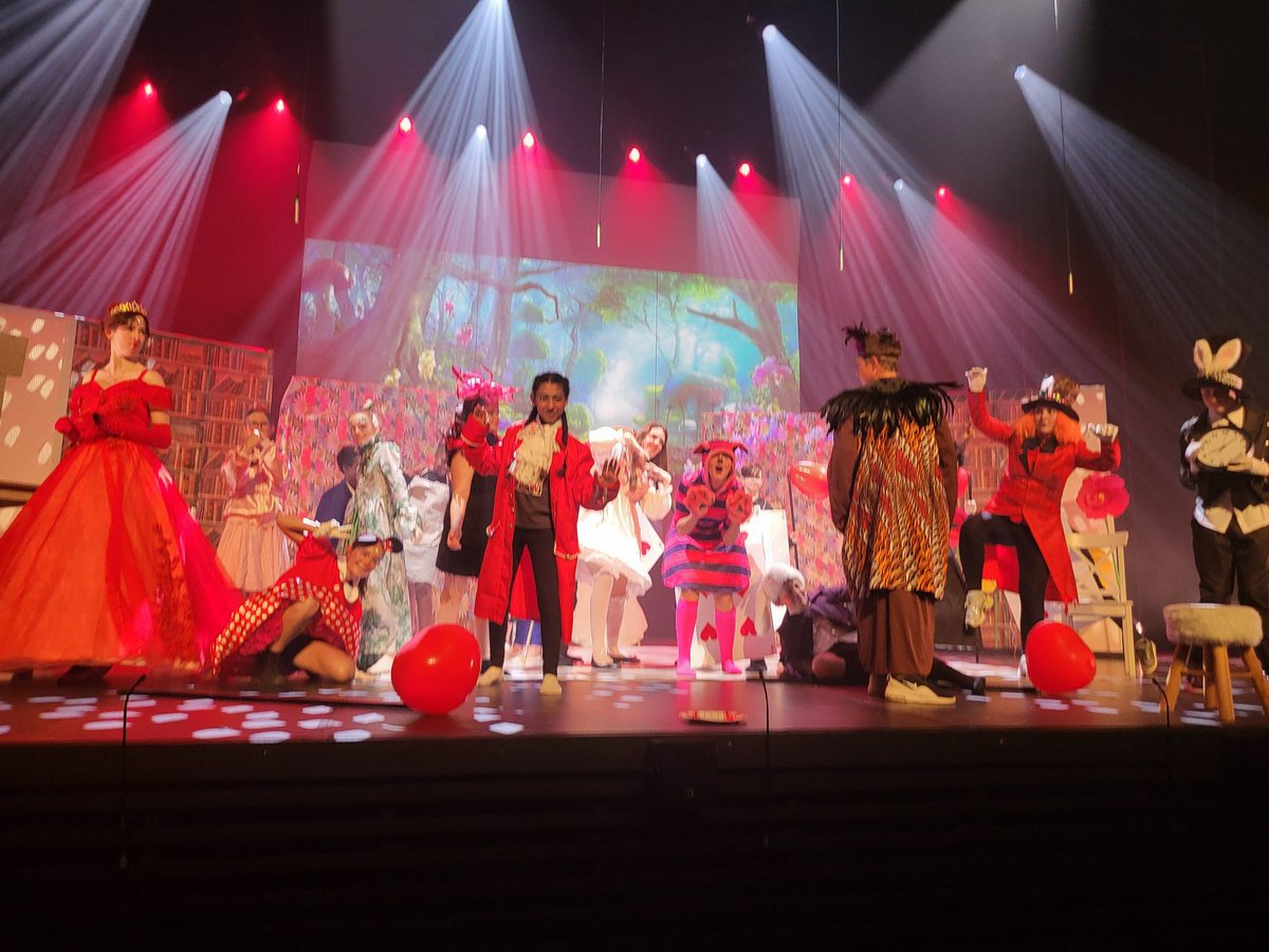JulienGiovacch1's tweet photo. Une magnifique comédie musicale qui réinvente Alice au pays... du #collegedelamorinie. Bravo à nos élèves et nos professeurs ! Merci à #labarcarolle #sallebalavoine #CAPSO #ANCT #PEAC #noselevesetnosprofsontdutalent. https://t.co/ZbjMuOpeYI
