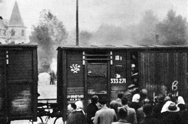 vatastan's tweet photo. Šī diena vēsturē. ⏳
1941. gada 14. jūnijā #PSRS no #Latvijas deportē vairāk nekā 15 400 🇱🇻 pilsoņu. Daļu no deportētajiem uzreiz arestē un nogādā ieslodzījuma vietās. Pārējos aizsūta uz Sibīriju un Kazahstānu.
Kādi krievi bija necilvēki tad, tādi viņi ir arī tagad. https://t.co/FY6qMfQkSs