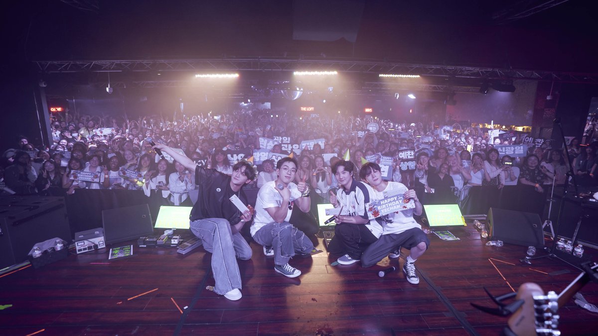 BANDLUCY_mystic's tweet photo. [#LUCY] 1st WORLD TOUR <written by FLOWER> in LOS ANGELES 완료 ✔ 

열띤 응원과 더불어 
예찬이의 생일까지 축하해준 우리 왈왈이 
너무 고마워! 또 보자💙   

#루시 #신예찬 #최상엽 #조원상 #신광일 #written_by_FLOWER #LA https://t.co/numxfS1ta5