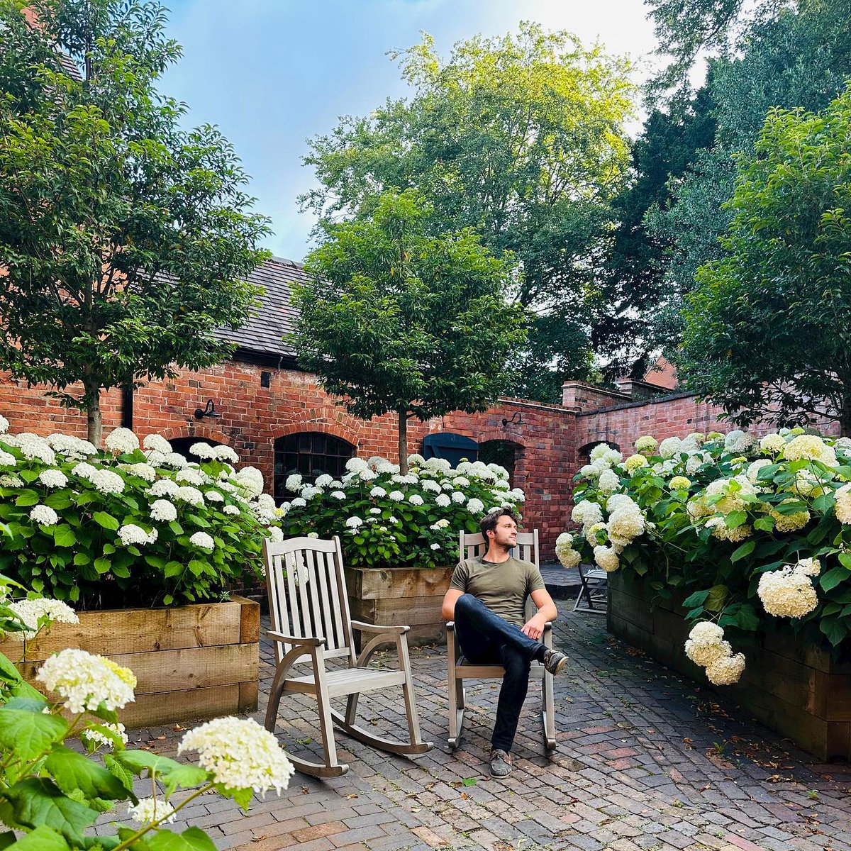 gardenesque_uk's tweet photo. We love this photo from last summer, shared by 📷 @mytinyestate and their beautiful garden of hydrangeas! 

Our Repton Rocking chairs made the perfect space to sit and relax, amongst the bloom of these gorgeous flowers 🌷 https://t.co/OlwpTQjAbq