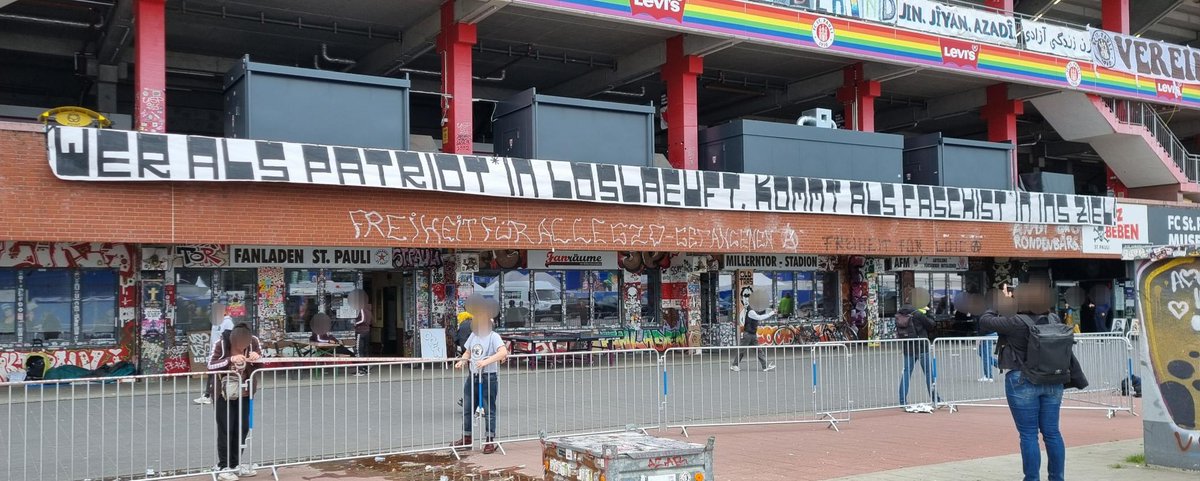 "VEREINSLIEBE STATT VATERLANDSLIEBE" gegenüber des #fuckuefa Fanfests.#fcsp #em24