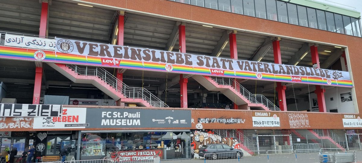 UltraFCSP2002's tweet photo. "VEREINSLIEBE STATT VATERLANDSLIEBE" gegenüber des #fuckuefa Fanfests.#fcsp #em24 https://t.co/HJgRRA6HMv