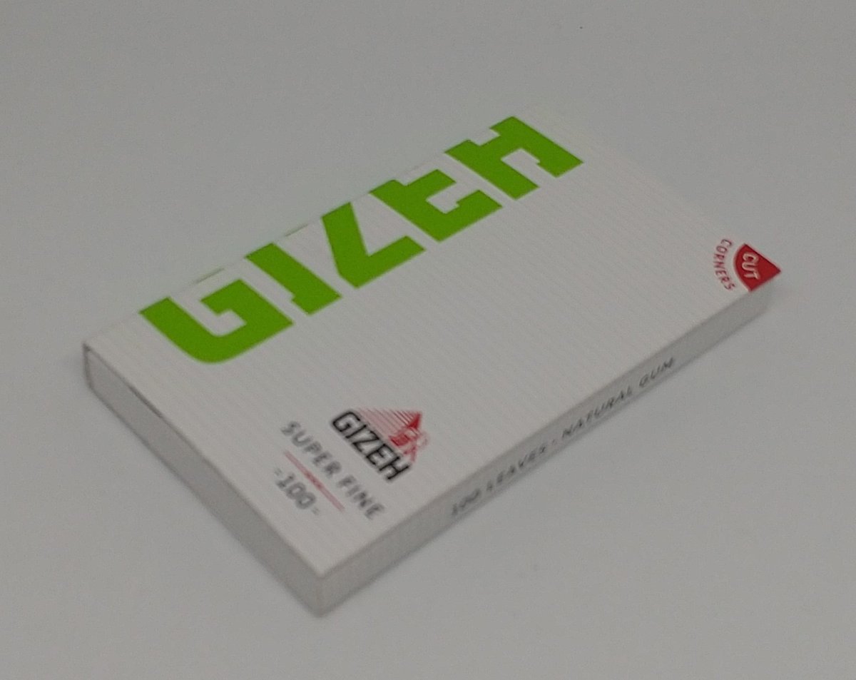 ＜ゆったり連載中！　＃面白いハコの世界

第312回は手巻きたばこペーパーの箱をご紹介！
(#ドイツ GIZEH（ギゼ）「SUPER FINE 100」)

喫煙者ではない担当にとって未知のエリア、
手巻きたばこのペーパーの箱を中の人作絵と写真で表現！
＃パッケージデザイン ＃紙器 #手巻きタバコ