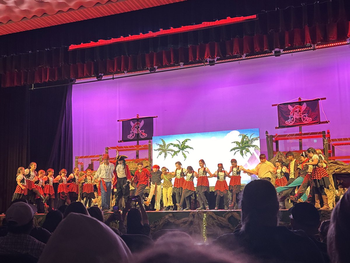 Last night we watched some incredibly talented students perform in Peter Pan Jr. 🤩🏴‍☠️🧚🐊 This cast and crew put an amazing show together and I am so proud of all their hard work! 💙💛