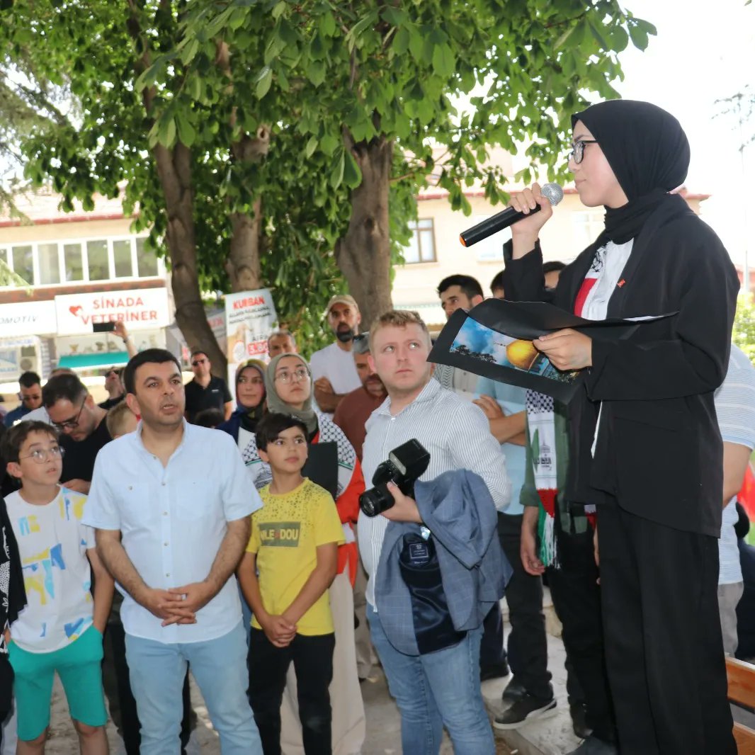 SuhutMEM's tweet photo. Öğrencilerimizin istek ve talepleri doğrultusunda gerçekleştirilen etkinliğe yoğun bir katılım vardı. Öğrencilerimizin yanında olan İlçe Kaymakamımız Harun Reşit HAN'a, Belediye Başkanımız Muhittin ÖZAŞKIN'a ve ilçe protokolüne öğrencilerimiz adına teşekkür ederiz. https://t.co/mHOcGpENHf