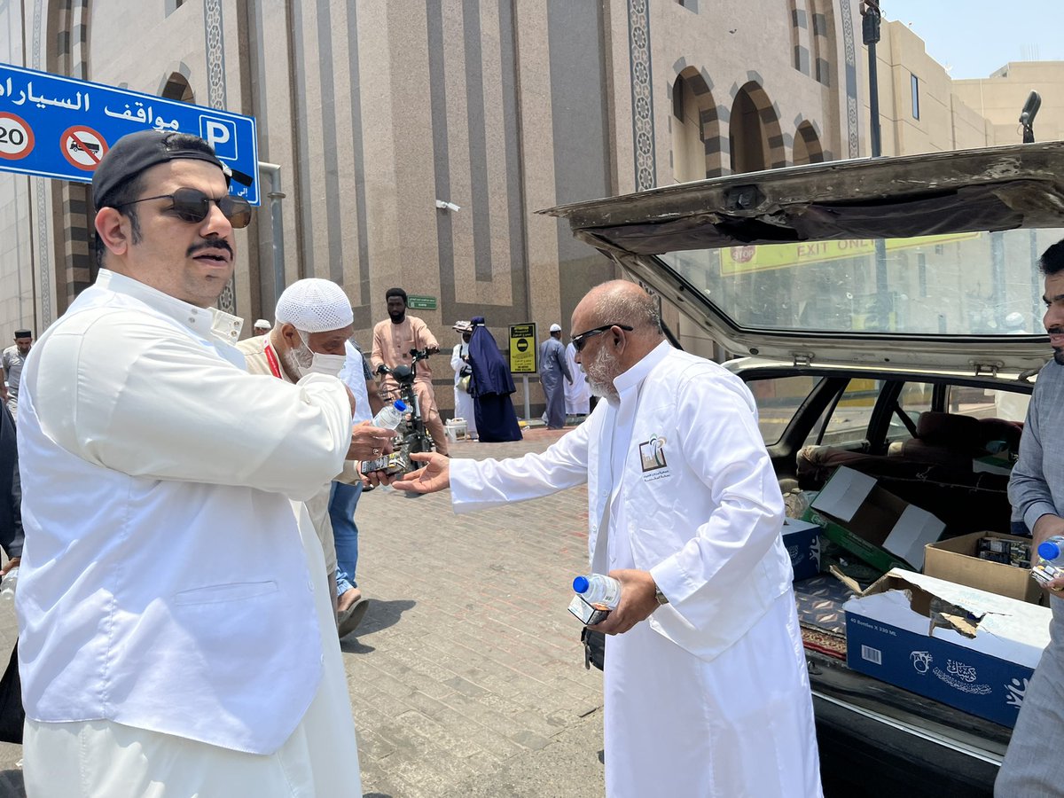 mansorcenter's tweet photo. في #يوم_التروية فريق التميز بمركز حي المنصور يواصل جهوده في خدمة حجاج بيت الله الحرام 
ويروي ظمأهم بعبوات المياه والعصيرات المبردة ضمن مبادرة ضيافة
وذلك تخفيفا لهم من شدة الحرارة وعونا لهم لأداء مناسكهم قبيل انطلاقهم لمشعر منى لقضاء يوم التروية 🕋🌙
#يوم_Iلجمعه
#يسر_وطمأنينة https://t.co/L1OgjjV2j5