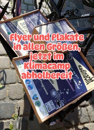 Flyre und Plakate für die radlnacht-augsburg.de jetzt im Klimacamp. Holt euch welche und hängt sie in euren Räumen auf. 
Unterstützt gerne unsere Finanzierung, z.B. 5 Euro via Paypal. gofundme.com/f/radlnacht-au…
Wir wollen die Radlnacht mit ca. 1 € je Teilnehmer*in finanzieren.