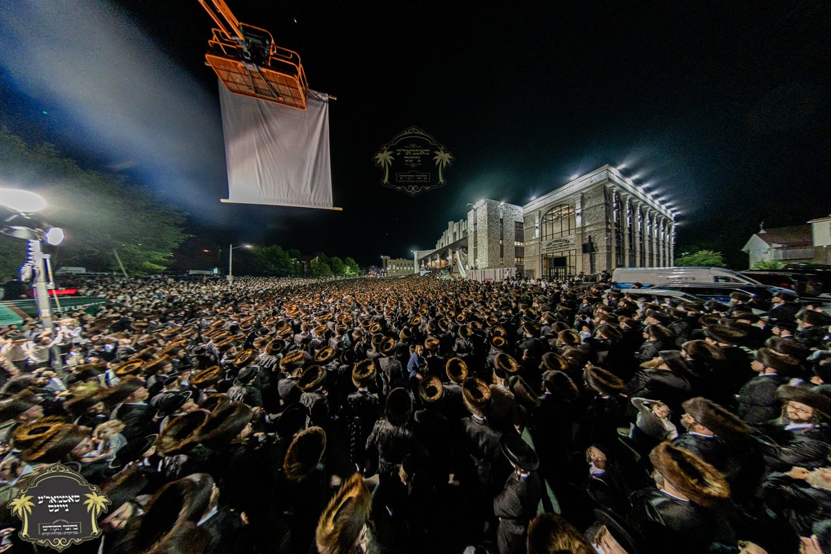 HQSatmar's tweet photo. Joyous celebration as tens of thousands celebrated the conclusion of the beautiful #Shavuos holiday with the #NeilasHachag festive celebration alongside Satmar Grand Rebbe Aron at Town of Palm Tree Kiryas Joel's main Shul plaza. What a beautiful sight! #JewishHeritage #Community https://t.co/AS4mNkZ2CE