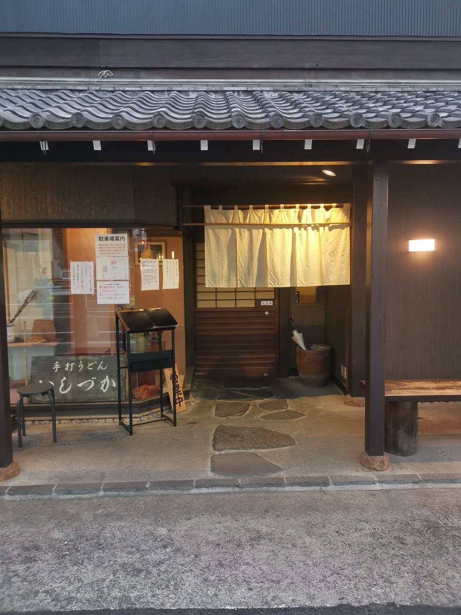 isesakishi_'s tweet photo. 手打うどん いしづか  桶川市           　　メニュー表の他にも入り口の黒板メニューは季節物もあり魅力的.夜の部にゴマフグ白子天があった！白子天の衣は薄いので油感  控えめで味がダイレクト.天つゆにつけたり.つけ汁につけたり.岩塩と食べたりとか。
牛ホルモンつけ汁うどん→表面は牛ホル油 https://t.co/QbSIOAvCfK