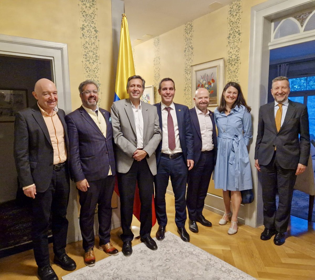 Con el objetivo de hacer una revisión de la agenda bilateral y profundizar la relación con el Parlamento Helvético, el Embajador Francisco Echeverri se reunió con congresistas suizos del Grupo de Amigos de Colombia. Expresaron su apoyo y compromiso con la paz del país.