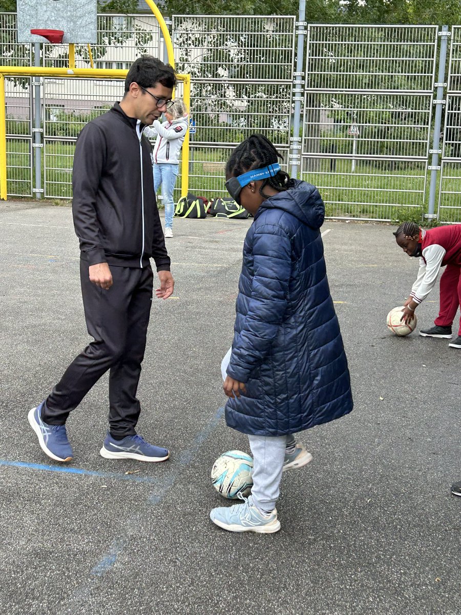 78_eps1d's tweet photo. Journée autour du foot à l’école à l’ERPD de la Verrière ! Rencontre avec l’équipe de cecifoot de clermont et remise de récompense pour les deux classes lauréates du concours « foot à l’école » avec le district des yvelines de football #DYF et #USEP78 @PatardDominique https://t.co/0EcwfdCujg