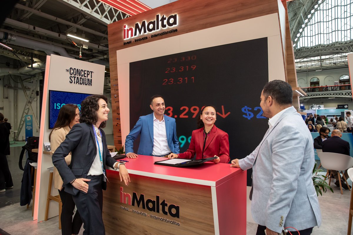 DWorld VR tweet media