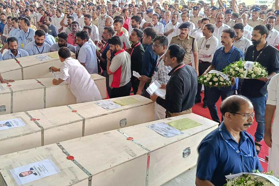 ttindia's tweet photo. Kuwait building fire: Grief-stricken families gather at Kochi airport as bodies of loved ones return

#kuwait #kuwaitbuildingfire 

https://t.co/0fJ7y8zG7C https://t.co/9Xx54lvkRW