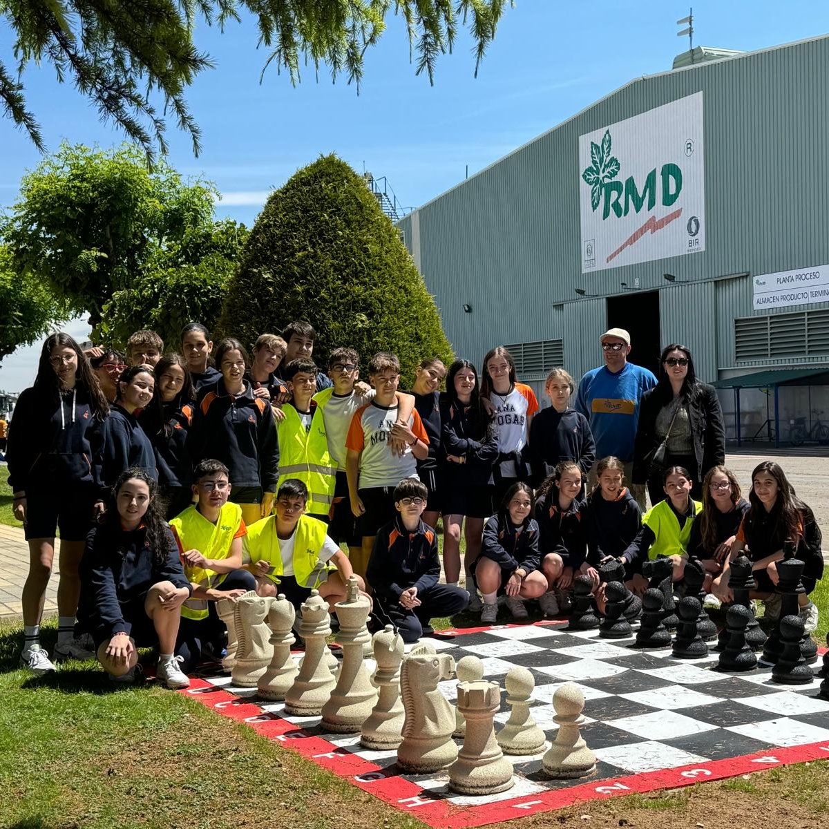 RMDSA's tweet photo. Esta semana hemos recibido la visita de los alumnos de 1º de la ESO de las Pastorinas @colegios_fmmdp. Esperamos que hayan disfrutado y aprendido mucho sobre el #reciclaje ♻️
#rmd #recycling #leonesp #visitasguiadas https://t.co/CgypbPtXdT
