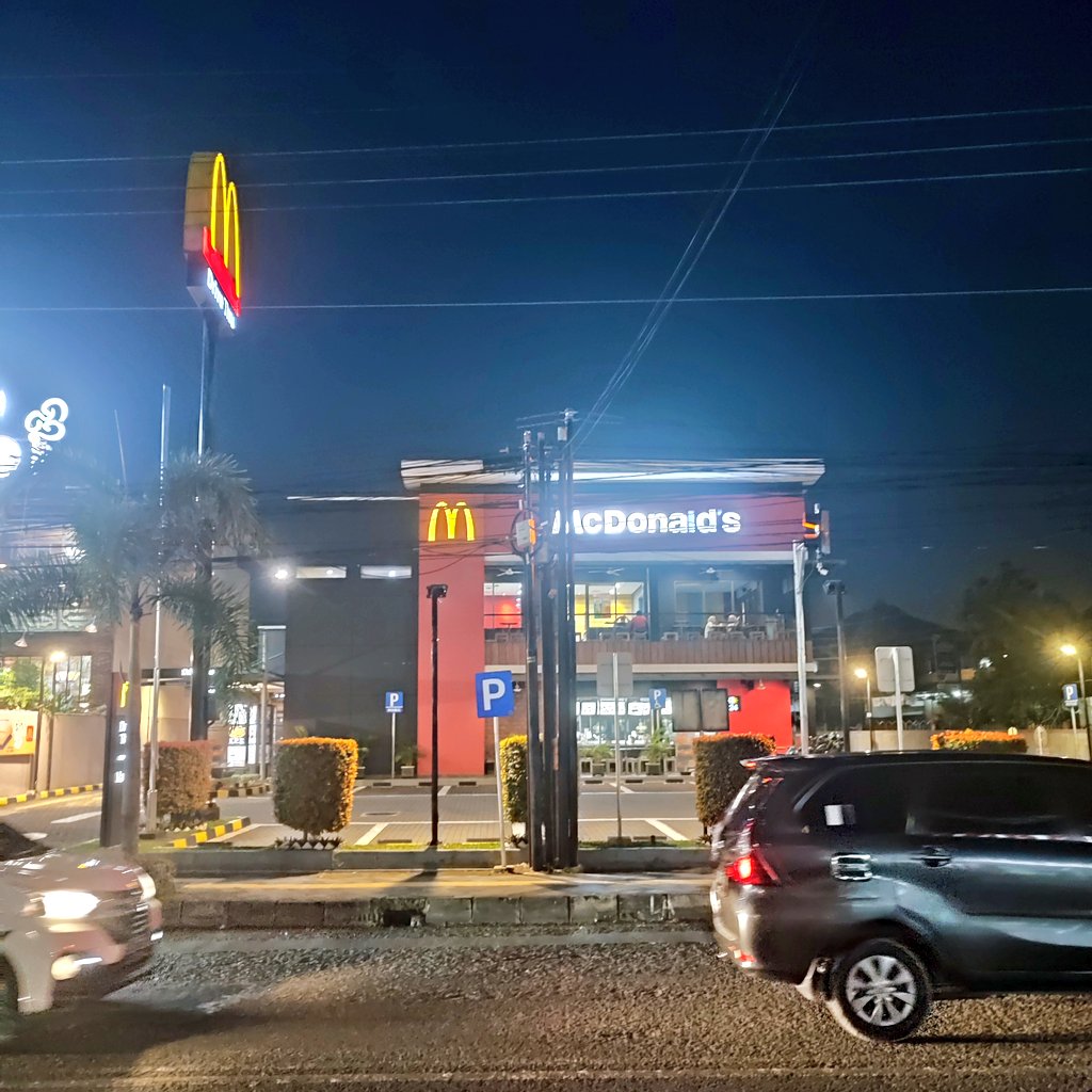 odydc's tweet photo. McD di salah 1 jalan paling rame di  Jogja wilayah mahasiswa. Malam Sabtu. Ga ada antrian masuk, ga ada satupun mobil parkir &amp; cuma ada 10 motor. 

Something is going strong. https://t.co/AuwWyooSvJ