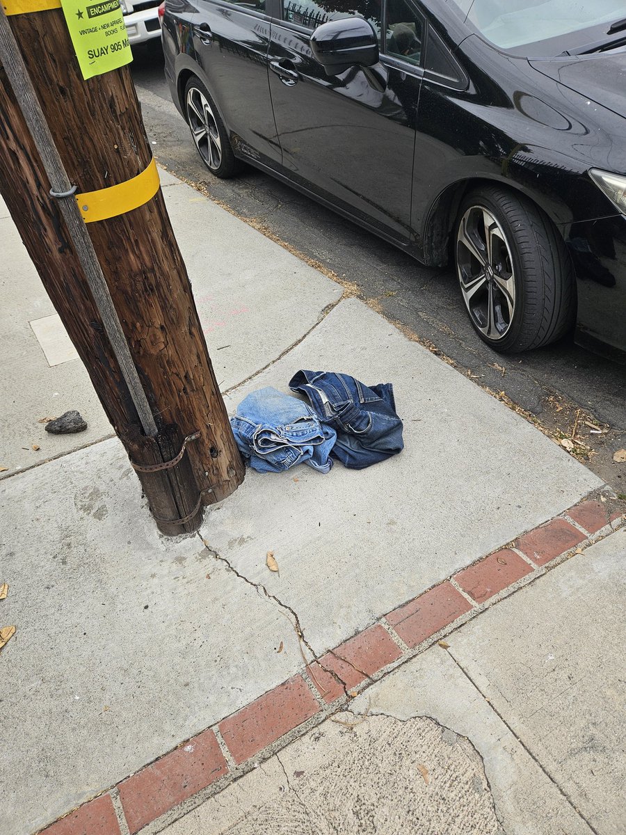 dril's tweet photo. jeans update https://t.co/GUIuG95sz3