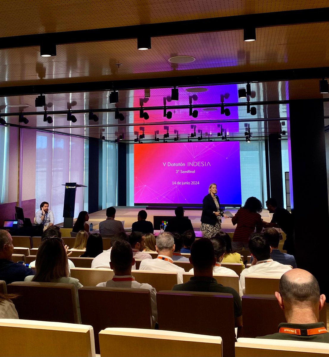 IndesiaOrg's tweet photo. ¡Comienza la 3ª semifinal del V #DatatonIndesIA, de la que saldrá el tercer equipo finalista!
Los equipos han trabajado durante 4 días para conseguir dar solución a cada uno de los retos planteados haciendo uso de la #IA y los #datos.
Descubrámoslos 👀 https://t.co/43XR1WE1VO