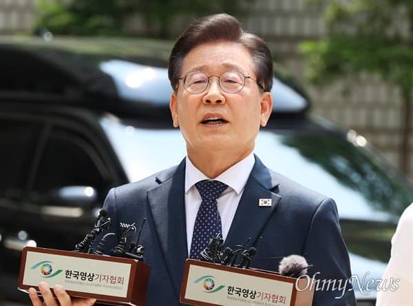 김종훈 기자

여러 내용 검토 중이었는데. 이재명 대표가 법정 출석하는 길에 긴급 메시지를 발표한다고 연락이 왔다. 13시 40분. 

당연히 사법부나 검찰을 비판하는 메시지가 나올 줄 알았는데. 기자들을 향해, 언론을 향해 작심한 듯 쏟아내더라.

아래 내용이다. 전문도 덧붙인다.