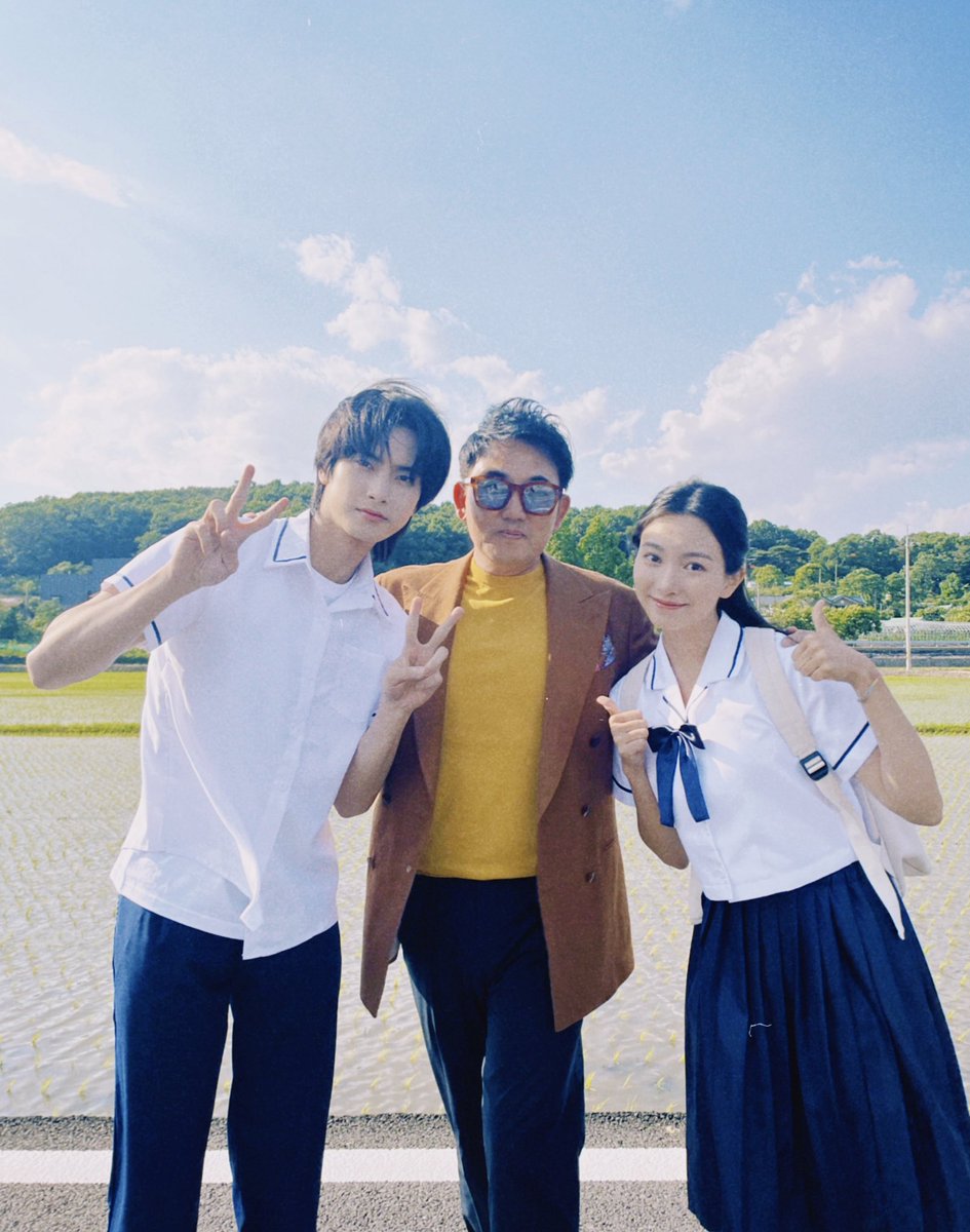 HORI7ONofficial's tweet photo. 이승철 선배님의 신곡 ‘비가 와’ 뮤직비디오 현장 with 이승철 선배님 &amp; 갈소원 배우님 💛☔ 

M/V 🔗: https://t.co/E0CwcjKDMz

#HORI7ON #호라이즌 #KYLER #카일러 #이승철 #비가와 #LeeSeungChul https://t.co/oGR5wjYPp4
