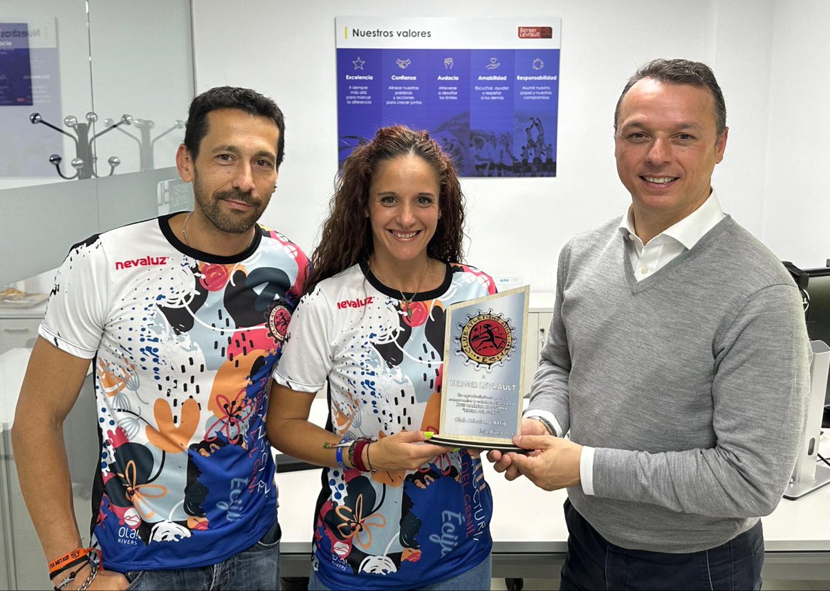 BLevrault_ES's tweet photo. 🙌 Los organizadores de la carrera 🏃‍♂️ miembros del Club @AtletismoAstigi han posado junto a nuestro director general, Bienvenido Espinosa 🤝 para agradecer el compromiso de #BergerLevrault apoyando el deporte y esta carrera en los últimos años. https://t.co/69S0rYi3UK