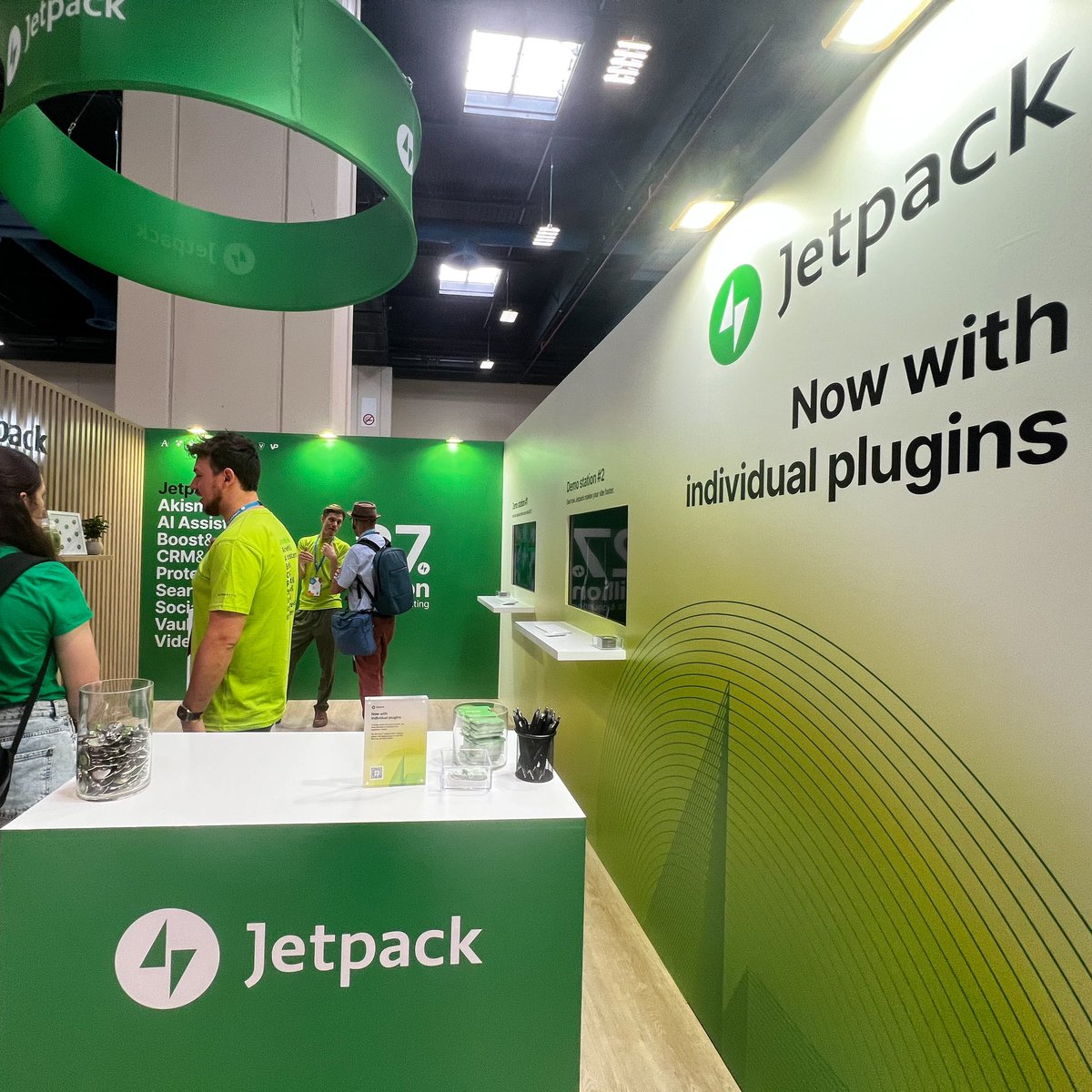 automattic's tweet image. The Automattic family is better when we’re together. 💙💜🤍💚

Swing by our mega booth to meet all the #Automattic brands: @jetpack, @WooCommerce, @WordPressVIP, @wordpressdotcom, @Gravatar, @pocketcasts, @dayoneapp, and @automattic.