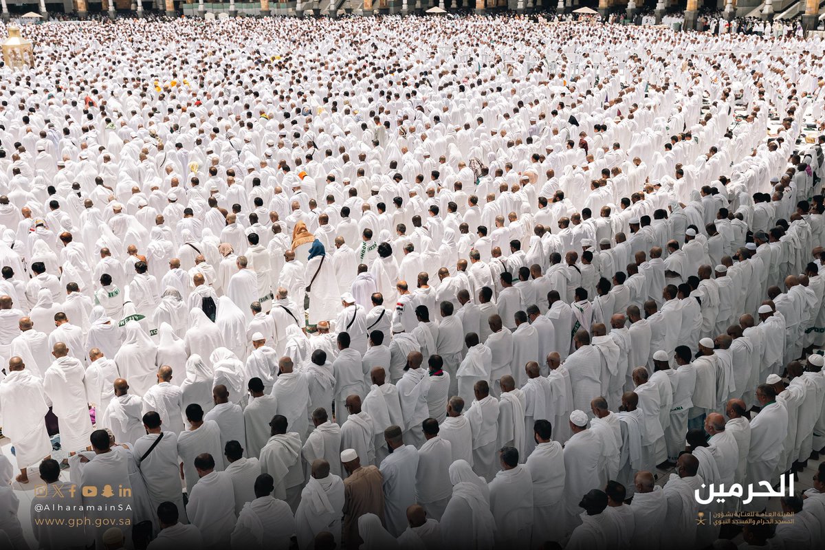 riz1ahamed's tweet photo. #Hajj Pilgrims offering Juma prayer under 42°C 🌡️ in Masjid al-Haram 🕋

 #Makkah #Hajj2024 https://t.co/hXCYh2L0WF