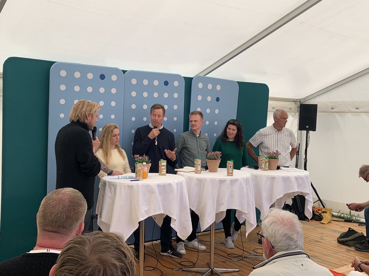 Så er <a href="/DahlstrJens/">Jens Dahlstrøm</a> på scenen, og han tør godt sige forbud mod installation af gasfyr - resten af panelet bakker dog op om klar besked til gaskunderne, så de kan komme af med deres gasfyr.
<a href="/DahlHedegaard/">Maria Dahl Hedegaard</a> <a href="/fbrtaenk/">Forbrugerrådet Tænk</a> <a href="/Folkemoedet/">Folkemødet #fmdk</a>