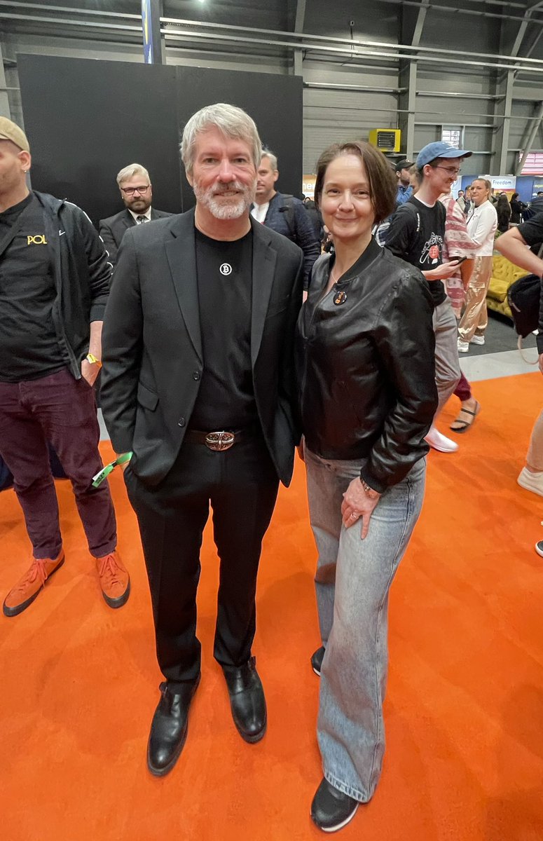 cyberBri's tweet image. Look who I bumped into on the orange carpet! 😀⚡️

@saylor @BTCPrague 

#BITCOIN #BitcoinIsForEveryone