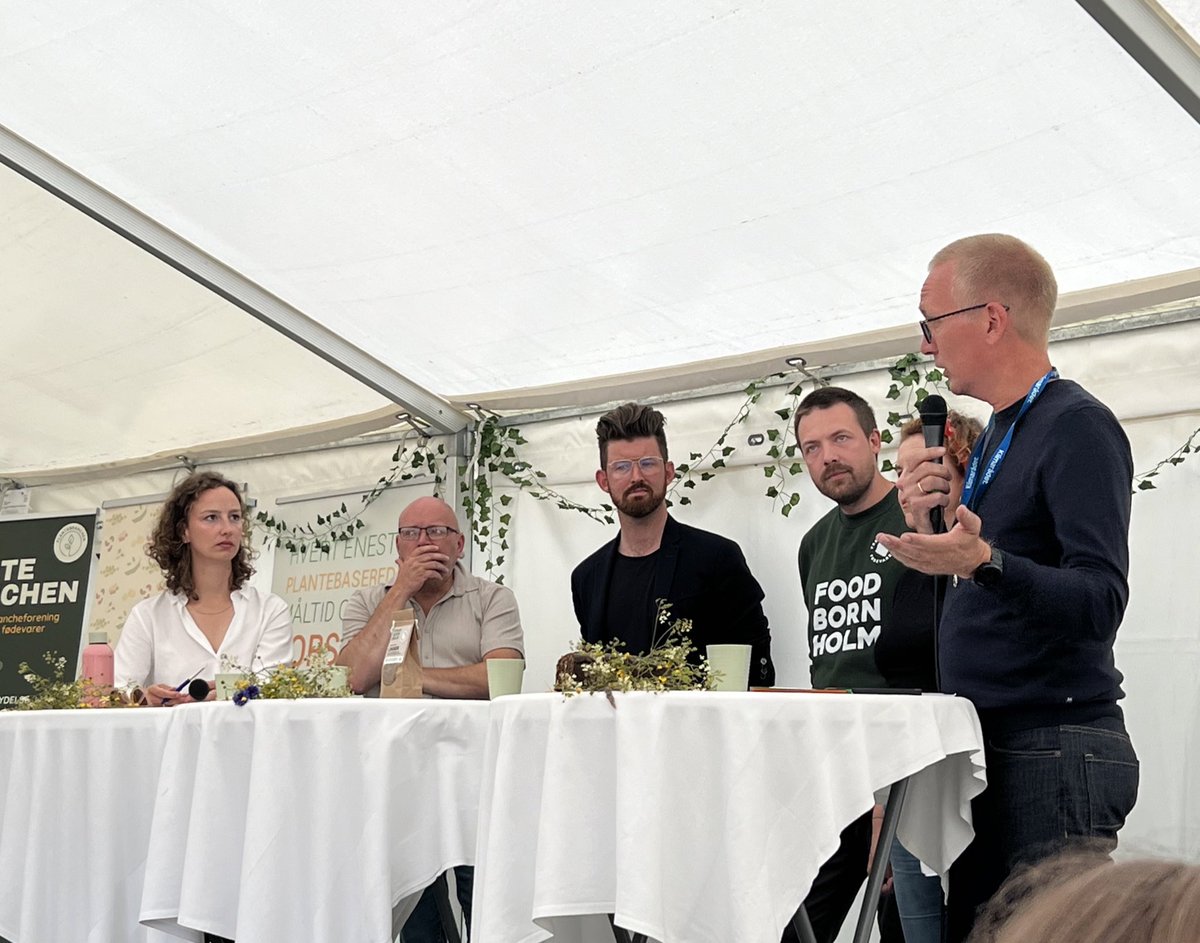 Klimarådet (@klimaraadet) on Twitter photo De offentlige køkkener kan være med til at drive en omstilling i klimavenlig retning, siger <a href="/BJThorsen/">BoJellesmarkThorsen</a> til debat om bælgfrugter og efterspørger et pejlemærke for klimaaftrykket fra det offentlige forbrug. #fmdk #fm24 #dkgreen De offentlige køkkener kan være med til at drive en omstilling i klimavenlig retning, siger <a href="/BJThorsen/">BoJellesmarkThorsen</a> til debat om bælgfrugter og efterspørger et pejlemærke for klimaaftrykket fra det offentlige forbrug. #fmdk #fm24 #dkgreen