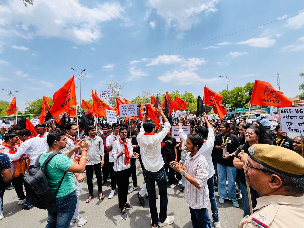 Kuldeep4abvp's tweet photo. चितौड़ प्रांत में अभाविप अजमेर महानगर द्वारा #NEETUG परीक्षा परिणाम में हुई गड़बड़ी और पुन: परीक्षा करवाने की मांग को लेकर जिला मुख्यालय पर जोरदार विरोध- प्रदर्शन किया।
#ABVPRaj @ABVPVoice
@ABVPRaj @abvpchittor @VirendraSinghHV https://t.co/mfStVCguHq