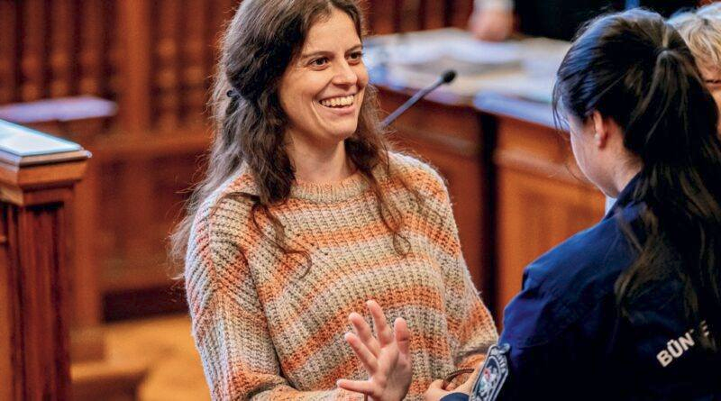 #IlariaSalis è libera: tolto il braccialetto elettronico. 
Quello che non ha fatto il governo Meloni complice e sottomesso ad Orban è stato fatto col voto democratico di chi l'ha eletta per andare al parlamento europeo a continure le lotte per i diritti e contro tutti i fascismi