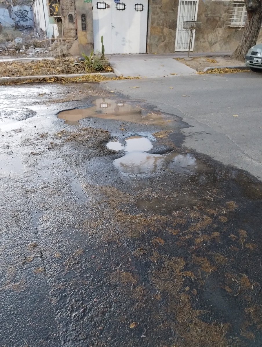seryo_82's tweet photo. Cada 6 meses misma pérdida, y ahora con 1 mes de reclamo. Calle San Juan de Dios Dorrego @AguasMendocinas @infoERAS  @radionihuil @canal7mza @montacuto https://t.co/ypcakRWvtC