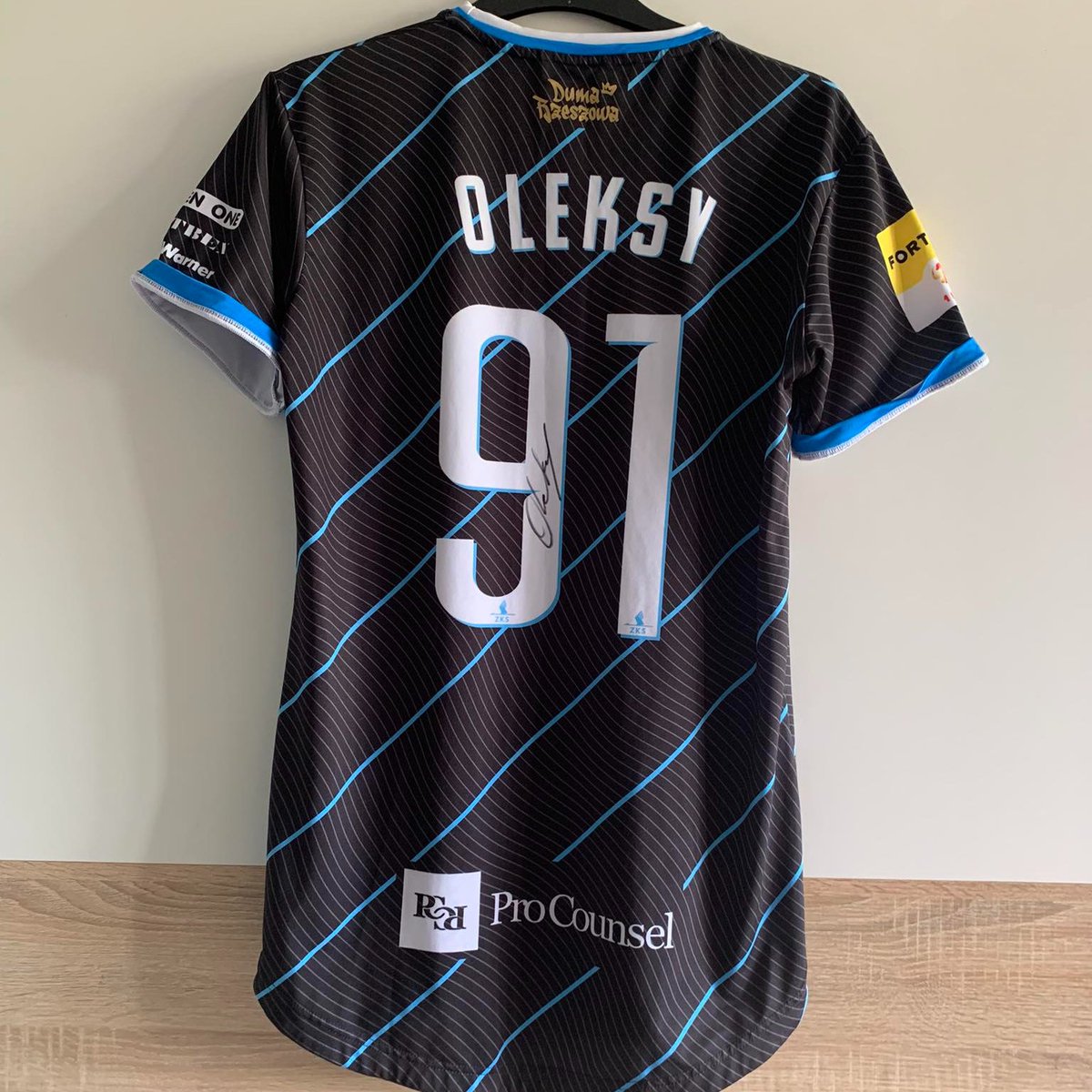 Wiemy, że kochacie 🇵🇱 koszulki, więc mamy kolejny fancik. Tym razem trykot <a href="/StalRzeszow/">Stal Rzeszów</a> bezpośrednio od <a href="/oleksy23/">Paweł Oleksy</a> ☺️

To koszulka meczowa właśnie tego obrońcy rzeszowian, z jego własnoręcznym podpisem! Póki co w cenie sklepówki, bo za 2⃣5⃣5⃣. Link w komentarzu⤵️