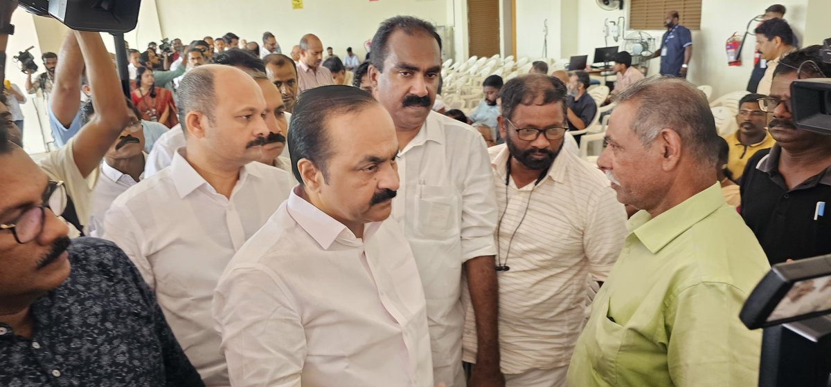 vdsatheesan's tweet image. It is heartbreaking to see the dear ones lined up at the Nedumbassery airport. Pranamam to each one of you, #RIP. May God give strength to the families to bear the immense loss.
#Kuwait 
#KuwaitFire