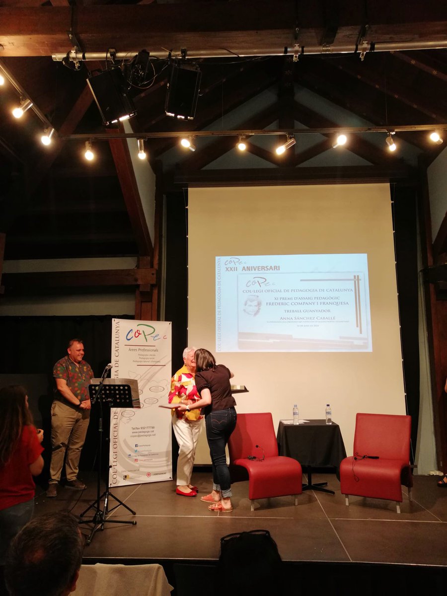 Gràcies al <a href="/CopecPedagogs/">Col•legi Oficial de Pedagogia de Catalunya</a>, a <a href="/anavio/">anavio</a> i Susi Pou pel guardó de l'XI Assaig Pedagògic i per tota la feina que fan per la nostra professió. Va ser meravellós poder compartir plegats una vetllada com la d'ahir.