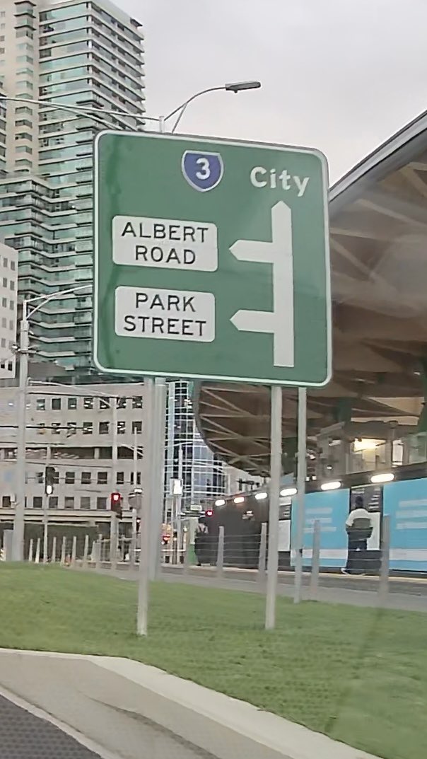 vungyn's tweet image. Unless there’s a crazy road layout change still to come this brand new sign on St Kilda Rd besides the Anzac Station Interchange is incorrect? It should be Albert Rd before Park St. Did no one spot this before it was up? @VicGovDTP @metrotunnelvic @VicGovAu @VicRoads @VicTraffic