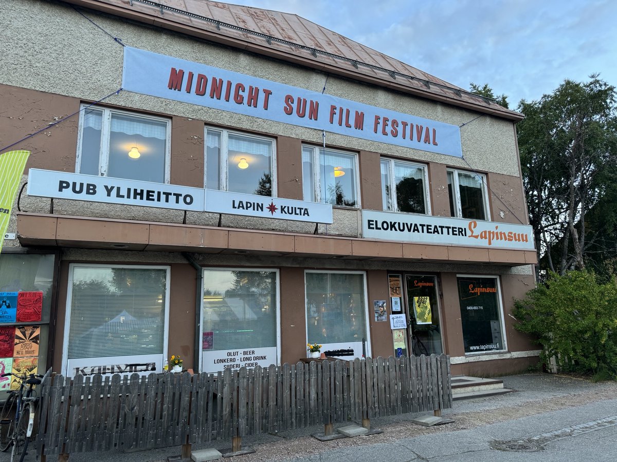 El reconocido director de cine mexicano Alfonso Cuarón inició su participación en el <a href="/msfilmfest/">Midnight Sun Film Festival</a> con una interesante charla sobre los filmes “Y tu mamá también” y “Roma” en el icónico cine Lapinsuu de Sodankylä 🇫🇮. 

Consulta: msfilmfestival.fi/ohjelmakartta/