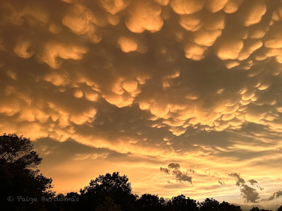 tornadopaigeyy's tweet photo. The most insane mammatus display today in northern MO. Still speechless. #mowx https://t.co/S9wfECWHvI