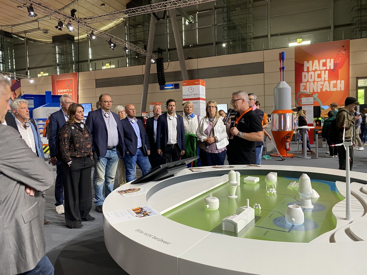 ihk_hannover's tweet photo. Gestern haben unsere Wirtschaftsausschüsse Holzminden, Hildesheim und in Südniedersachsen uns auf der IdeenExpo besucht. 

Wer noch nicht in Hannover war, sollte sich beeilen. Bis Sonntag sind die Tore noch geöffnet.

@ideenexpo #IdeenExpo (gt) https://t.co/lb4xhzfZzL