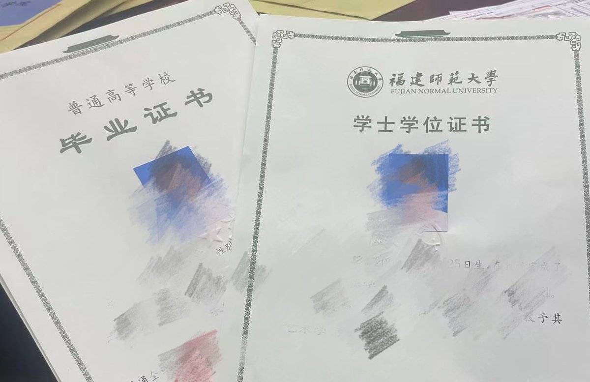 zhanghaozip's tweet photo. WHO'S DOING IT LIKE ZHANG HAO? 🎓

• Took Gaokao in 2017 (before his 17th birthday) at 16 years old 

• Got accepted to China University of Geosciences (a university that's a part of Project 211, under this project are top ranking unis and universities that are internationally recognized for their research contributions) before deciding to pursue music instead

• Ranked 1ST in the Arts Examination in Fujian among thousands of examinees when he only had LESS THAN A YEAR of studying music 

• Obtained a Teaching Qualification

• Worked and presented his thesis alongside his idol schedule and has now graduated in Fujian Normal University 

HAPPY GRADUATION ZHANG HAO 

#UniversityGraduateZhangHao
#졸업을_축하해_장하오
#ZHANGHAO