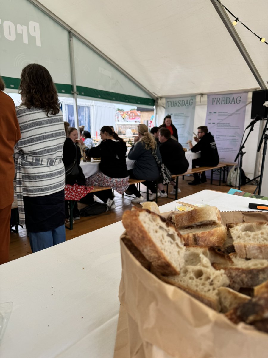 PHabsalon's tweet photo. Fredag på #fmdk i J26 Sangbaren sættes i gang med morgensamtale om trivsel, og du er også inviteret til en dag med mere fællessang - bl.a. med Katrine Muff, debat om den nye folkeskoleaftale, ny tilgang til udd, unges perspektiv på valg af udd mv.: https://t.co/zXwm6KN4EU #uddpol https://t.co/1axFuHUs3T
