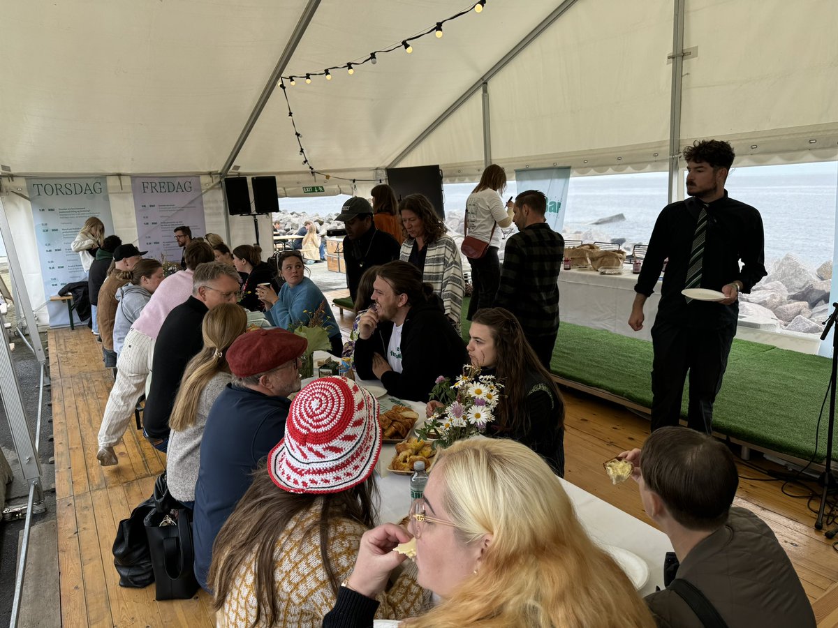 Professionshøjskolen Absalon (@phabsalon) on Twitter photo Fredag på #fmdk i J26 Sangbaren sættes i gang med morgensamtale om trivsel, og du er også inviteret til en dag med mere fællessang - bl.a. med Katrine Muff, debat om den nye folkeskoleaftale, ny tilgang til udd, unges perspektiv på valg af udd mv.: danskeprofessionshøjskoler.dk/folkemoede2024… #uddpol Fredag på #fmdk i J26 Sangbaren sættes i gang med morgensamtale om trivsel, og du er også inviteret til en dag med mere fællessang - bl.a. med Katrine Muff, debat om den nye folkeskoleaftale, ny tilgang til udd, unges perspektiv på valg af udd mv.: danskeprofessionshøjskoler.dk/folkemoede2024… #uddpol