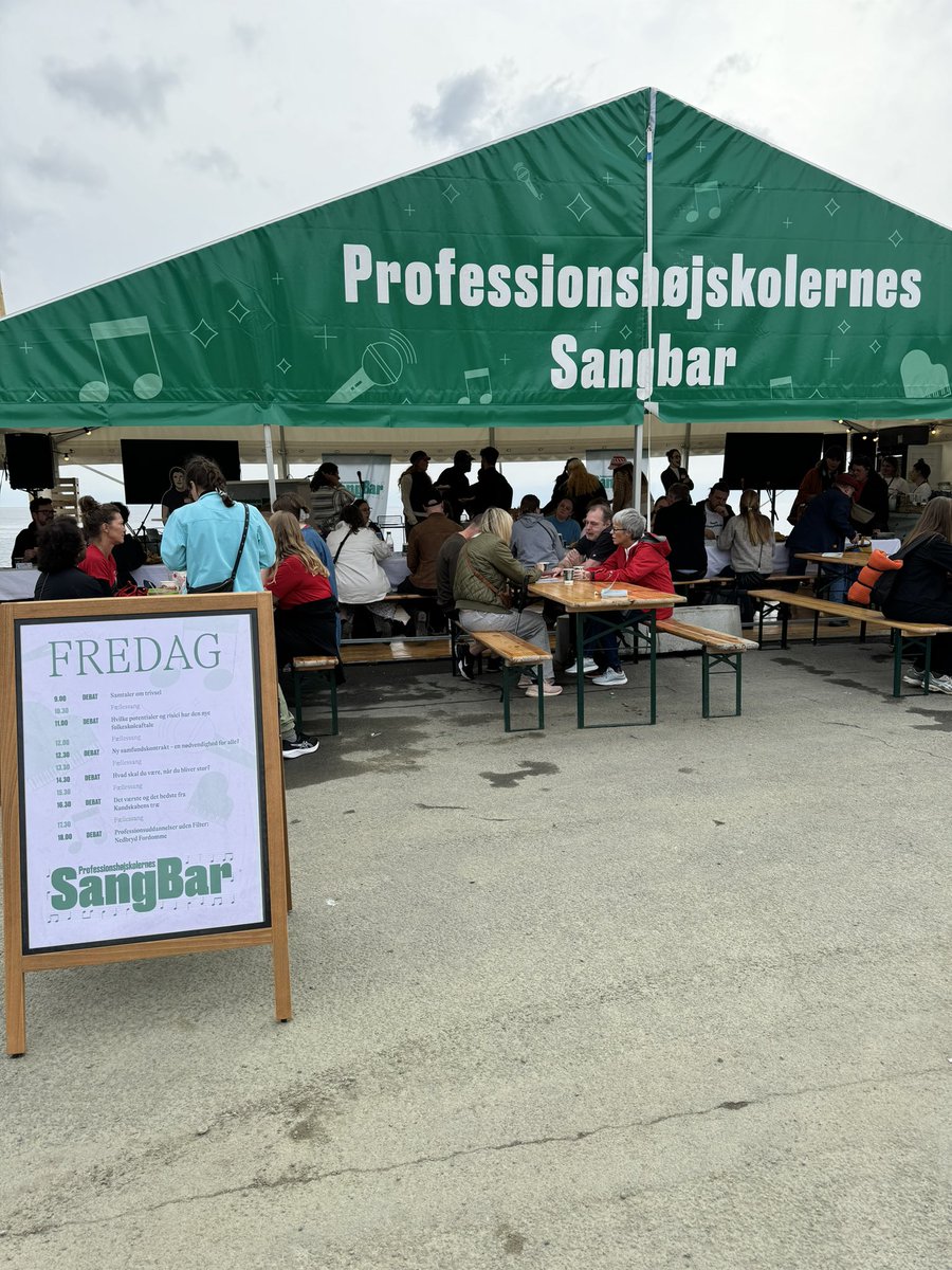 PHabsalon's tweet photo. Fredag på #fmdk i J26 Sangbaren sættes i gang med morgensamtale om trivsel, og du er også inviteret til en dag med mere fællessang - bl.a. med Katrine Muff, debat om den nye folkeskoleaftale, ny tilgang til udd, unges perspektiv på valg af udd mv.: https://t.co/zXwm6KN4EU #uddpol https://t.co/1axFuHUs3T
