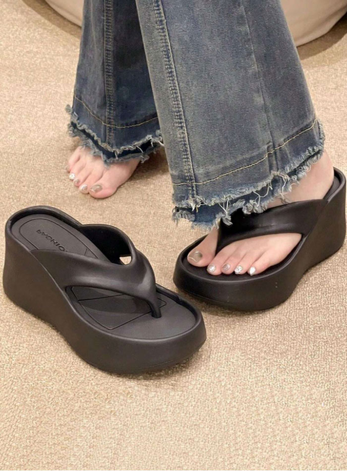 LiciaShoes's tweet photo. 新商品
クッションのようなふわふわ感！8ｃｍのヒールの高さと思えない程の軽量
https://t.co/15QXy06yPt
#サンダル #靴 #厚底サンダル #トングサンダル https://t.co/grePvuplb5