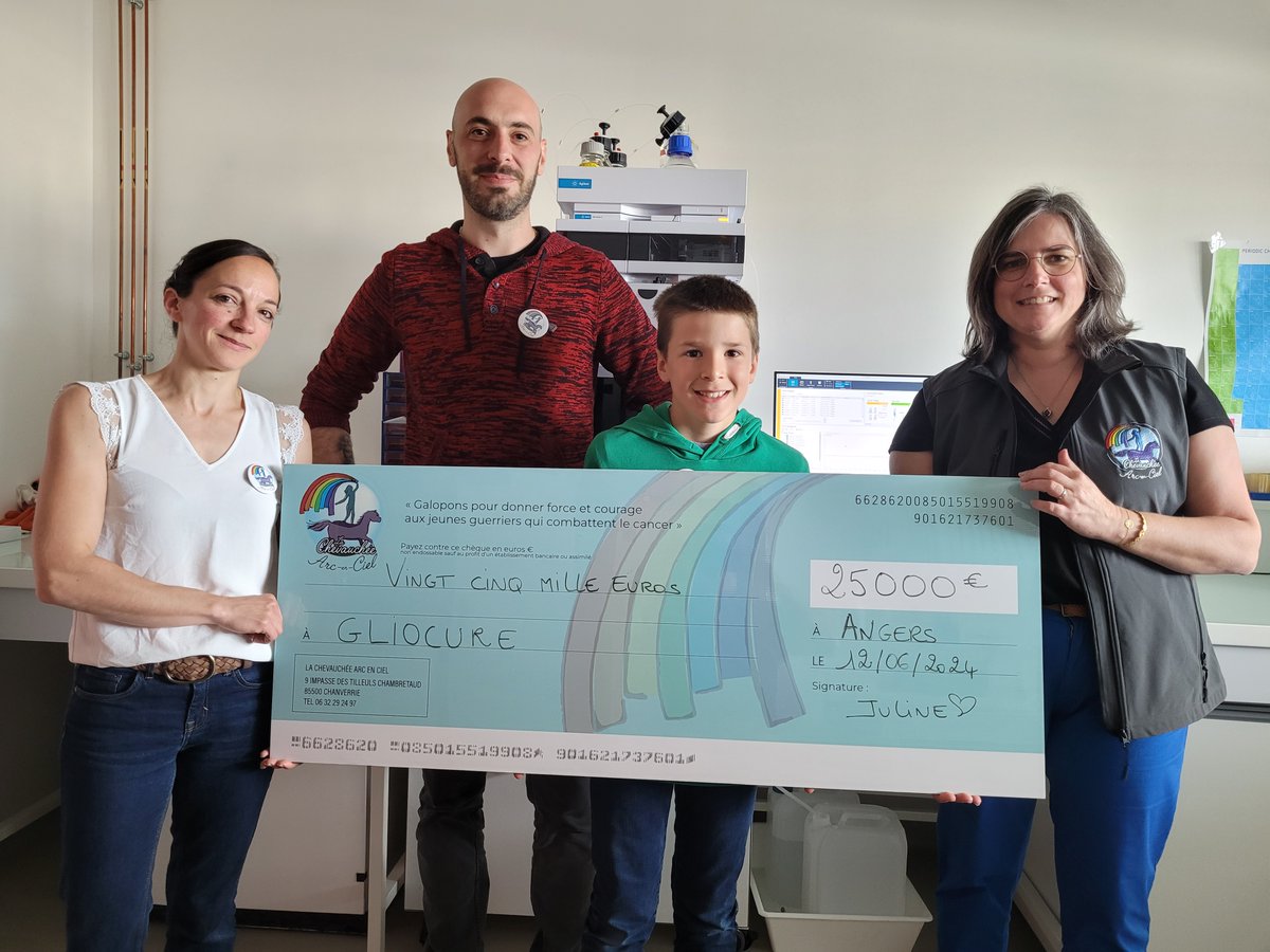 Le petit frère et la maman de #Juline nous ont remis un chèque de €25.000 (!!!) de la part de #LaChevauchéeArcenCiel pour nos travaux en #neurooncologie pédiatrique.
Une grande dose de bonne humeur et d'émerveillement, véritable booster de motivation pour toute l'équipe.
#GITC