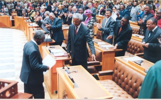 🆃🅷🅸🆂 🅳🅰🆈 🅸🅽 🅷🅸🆂🆃🅾🆁🆈 
14 June 1999 - Seamless transfer of power over the #30YearsofDemocraticParliament. 
President Nelson Mandela showing  President-elect Thabo Mbeki where to sit following Mr Mbeki's election as the second democratic President of the Republic in