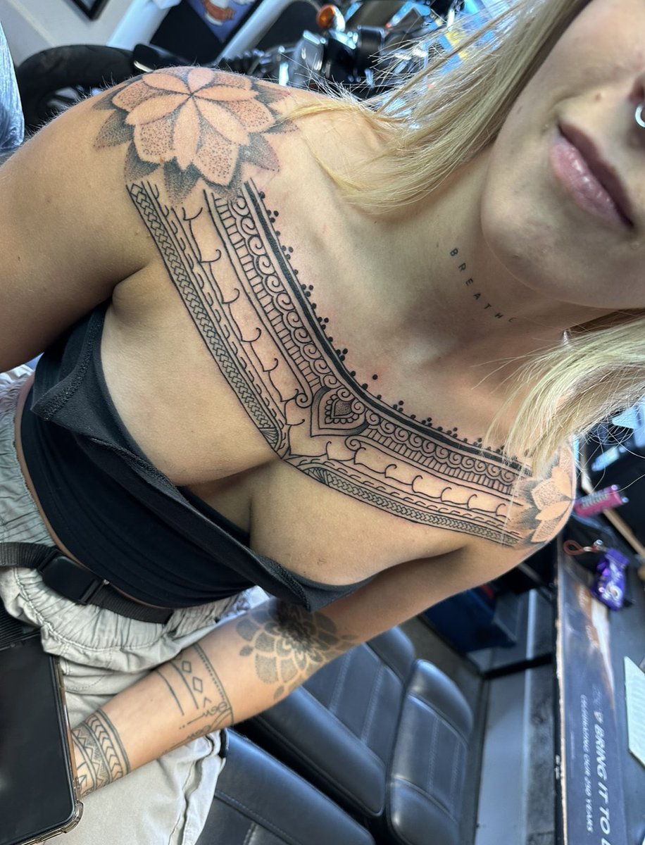 Joel_Tattoo_12's tweet image. Client sat solid for this native tribal inspired design with shoulder caps #nativetattoo #tribaltattoos #littlehultontattooshop #newskooltattoo #chesttattoo